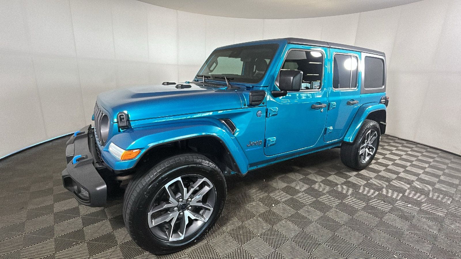 Used 2024 Jeep Wrangler Unlimited w/ Convenience Group AWD/4WD image 8