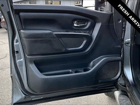 Used 2018 Nissan Titan SV w/ SV Convenience Package image 19