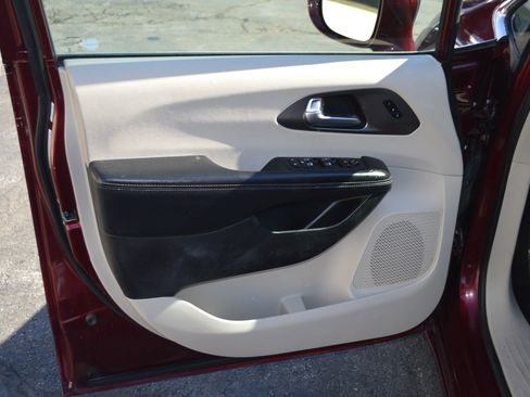 Used 2019 Chrysler Pacifica Limited image 11