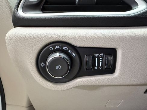 Used 2024 Chrysler Pacifica Touring-L FWD image 16