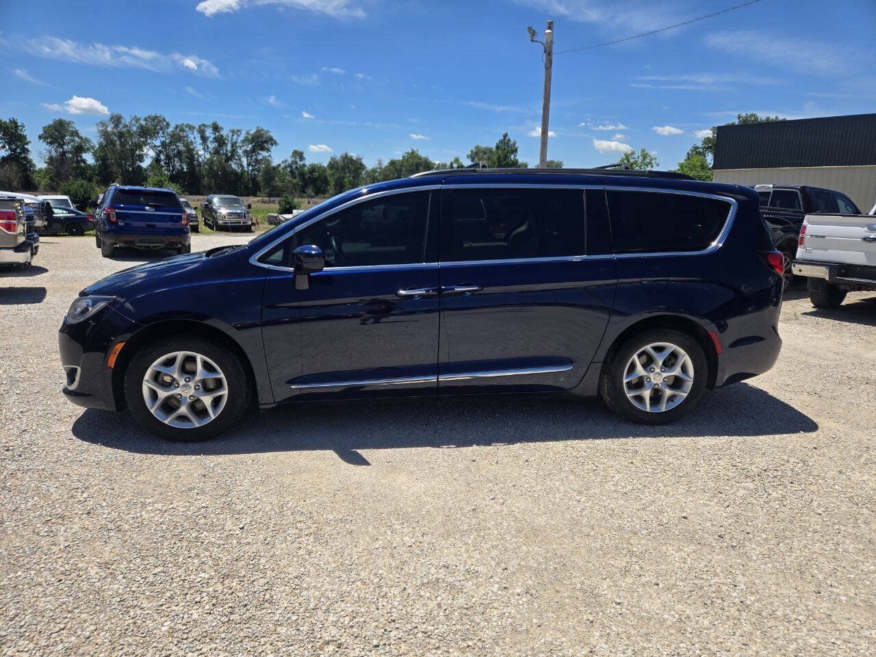 Used 2017 Chrysler Pacifica Touring-L w/ Tire & Wheel Group FWD image 5