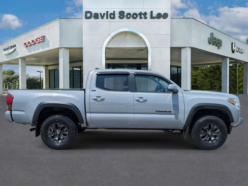 Used 2019 Toyota Tacoma SR5 AWD/4WD image 6