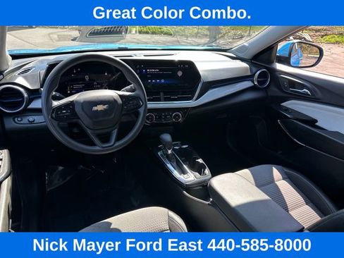 Used 2025 Chevrolet Trax LT FWD image 28