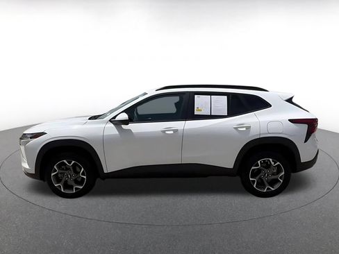 Used 2025 Chevrolet Trax LT FWD image 9