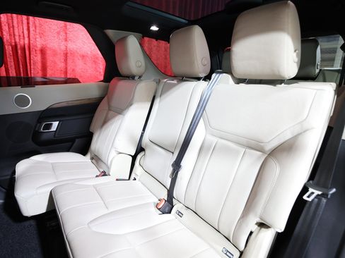 Used 2018 Land Rover Discovery HSE image 14