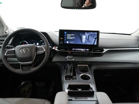Used 2025 Toyota Sienna XLE w/ XLE Plus Package AWD/4WD image 17