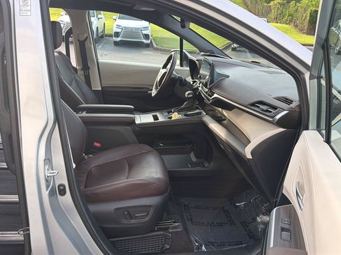 Used 2023 Toyota Sienna Platinum FWD image 14