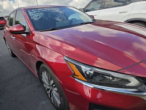 Used 2024 Nissan Altima 2.5 SV w/ SV Premium Package FWD image 3