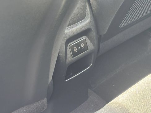Used 2025 Hyundai Venue SEL FWD image 23
