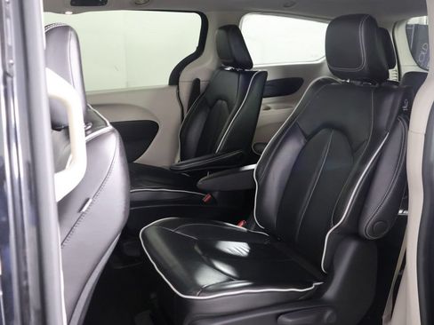 Used 2023 Chrysler Pacifica Limited FWD image 34