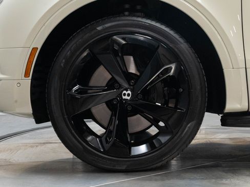 Used 2017 Bentley Bentayga AWD/4WD image 18