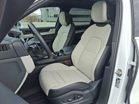 Used 2025 Porsche Cayenne image 16