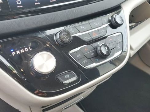 Certified 2024 Chrysler Pacifica Touring-L image 14