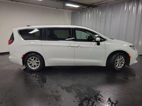 Used 2023 Chrysler Voyager LX FWD image 9