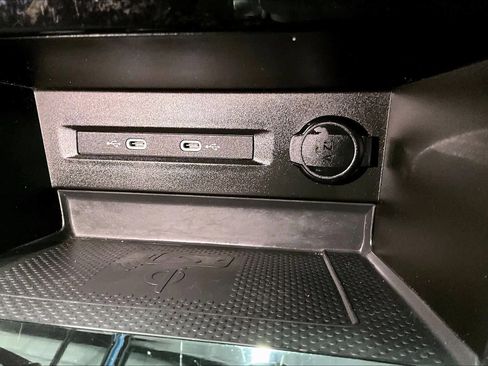 Used 2023 Volkswagen Taos SE w/ Panoramic Sunroof Package image 37