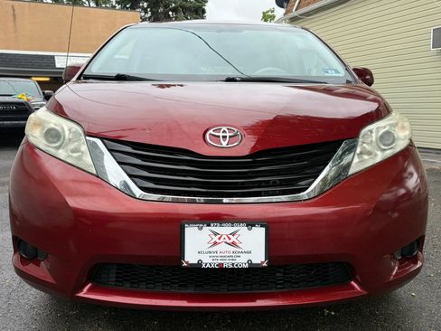 Used 2014 Toyota Sienna LE AWD/4WD image 2