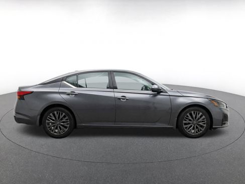 Used 2025 Nissan Altima 2.5 SV FWD image 10