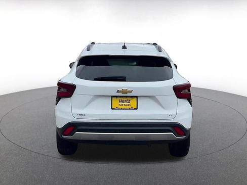 Used 2025 Chevrolet Trax LT FWD image 12