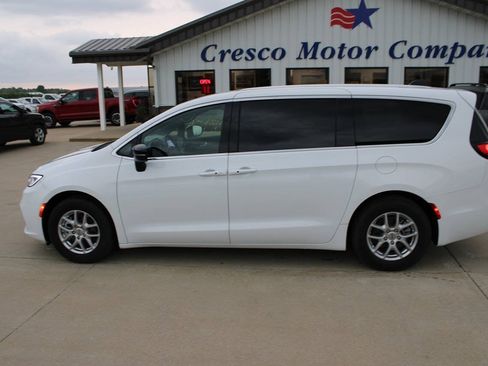 Used 2025 Chrysler Pacifica Select FWD image 8