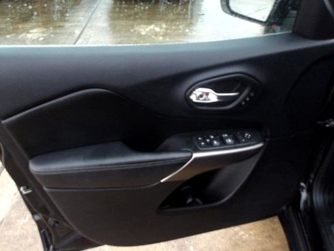 Used 2020 Jeep Cherokee Limited image 18