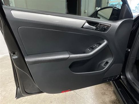 Used 2017 Volkswagen Jetta S image 9