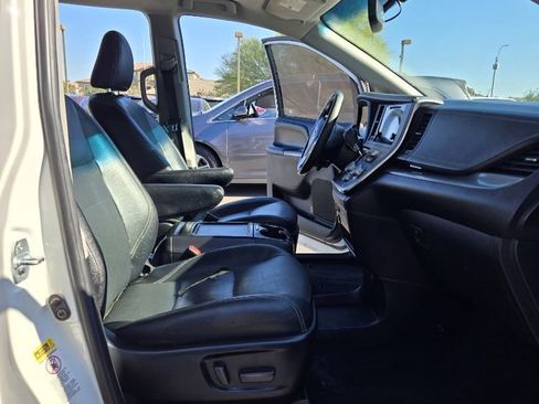 Used 2016 Toyota Sienna SE image 19