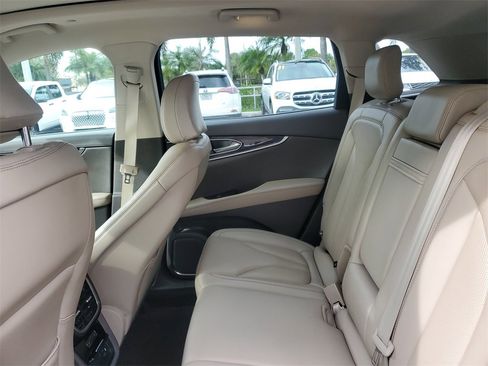 Certified 2022 Lincoln Nautilus Reserve image 11