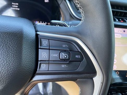 Used 2023 Jeep Grand Cherokee L Limited w/ Luxury Tech Group II AWD/4WD image 14