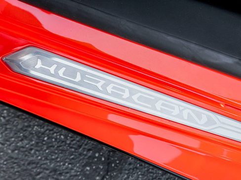 Used 2020 Lamborghini Huracan EVO image 13