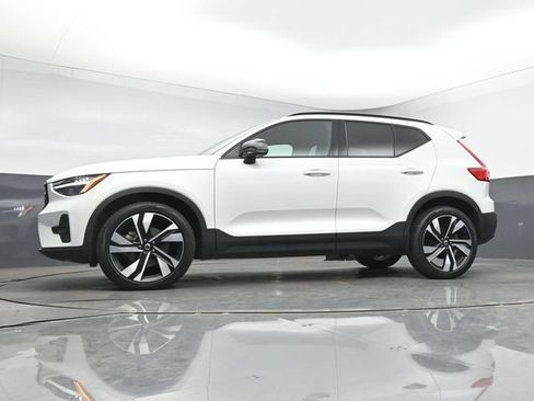 Used 2023 Volvo XC40 B5 Plus AWD/4WD image 14