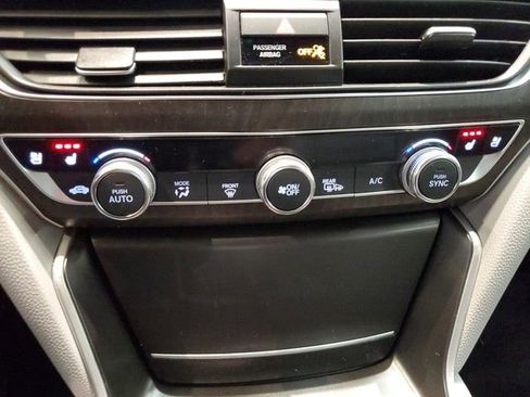 Used 2018 Honda Accord Touring image 19
