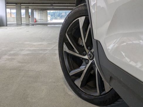 Used 2021 Volvo XC40 T5 R-Design image 10