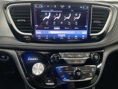 Used 2025 Chrysler Pacifica Limited FWD image 18