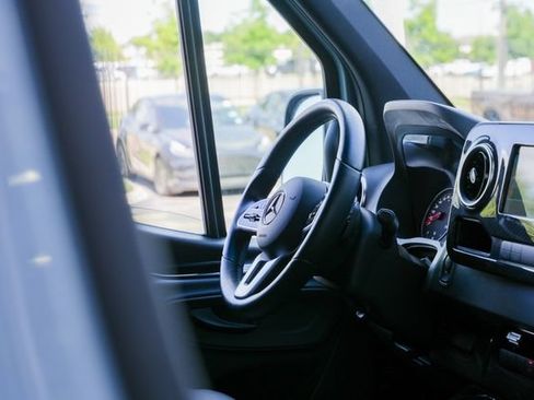 Used 2021 Mercedes-Benz Sprinter 2500 image 33