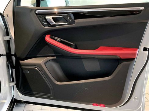 Used 2025 Porsche Macan image 27