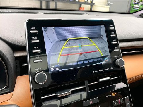 Used 2022 Toyota Avalon Limited image 21