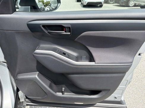 Used 2025 Toyota Highlander LE FWD image 15