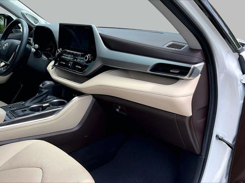 Used 2021 Toyota Highlander Platinum FWD image 19