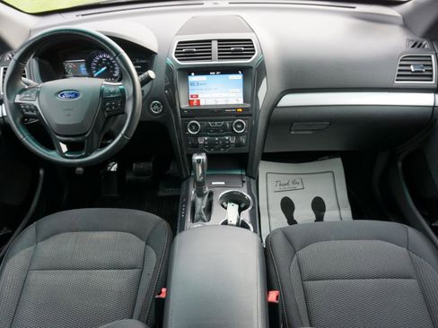 Used 2017 Ford Explorer XLT AWD/4WD image 10