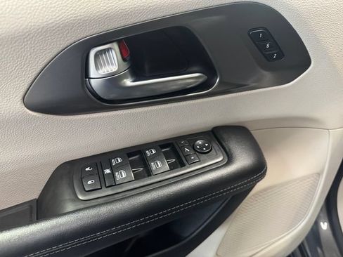 Used 2019 Chrysler Pacifica Limited w/ Tire & Wheel Group FWD image 25