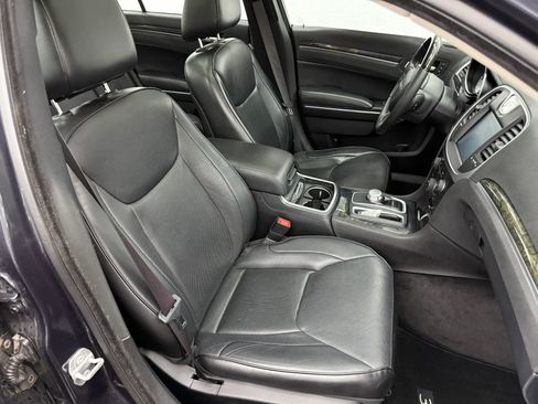 Used 2017 Chrysler 300 C RWD image 6