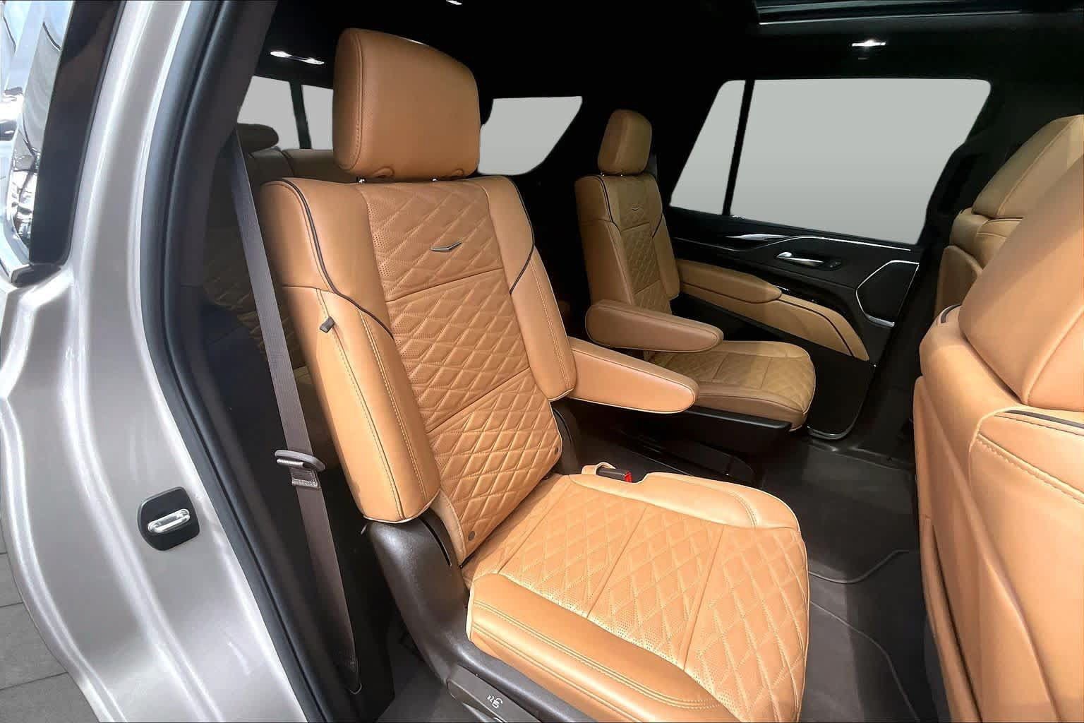 Used 2024 Cadillac Escalade Premium Luxury w/ Performance Package AWD/4WD image 39
