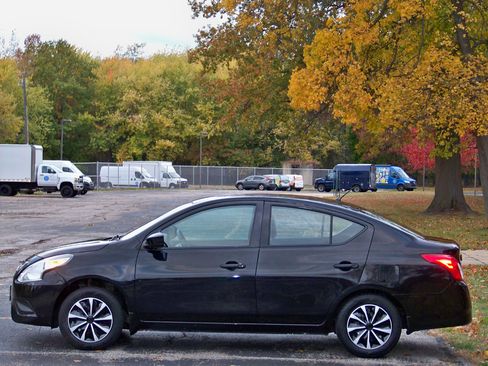 Used 2019 Nissan Versa S image 10