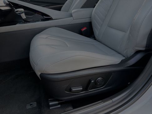 Used 2025 Hyundai Elantra Limited FWD image 12