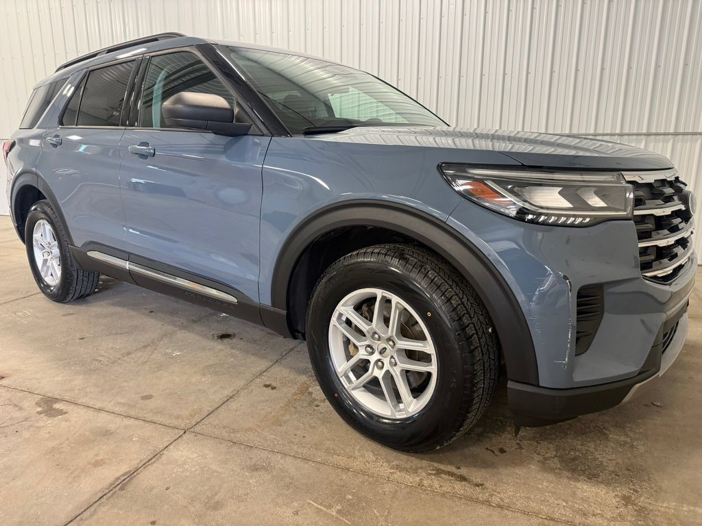 Used 2025 Ford Explorer Active AWD/4WD image 11