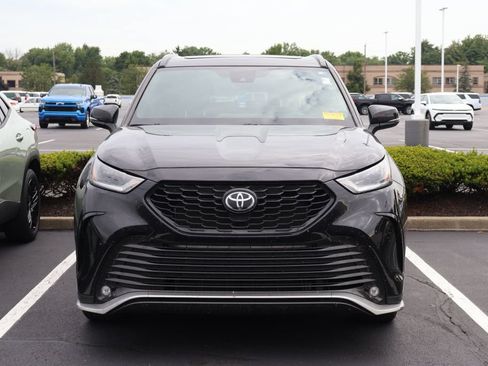 Used 2022 Toyota Highlander XSE FWD image 2