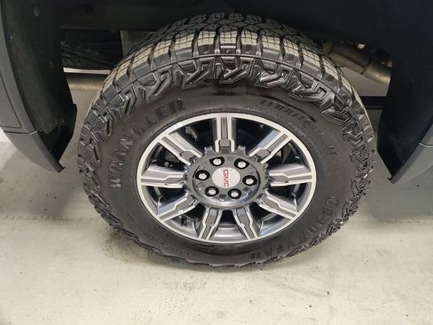 Used 2025 GMC Sierra 1500 AT4 AWD/4WD image 3