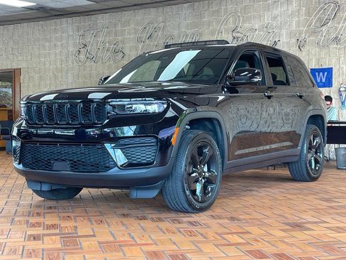 Used 2023 Jeep Grand Cherokee Altitude AWD/4WD image 4