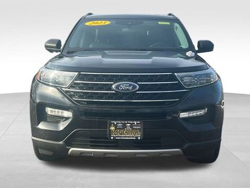 Used 2023 Ford Explorer XLT image 2