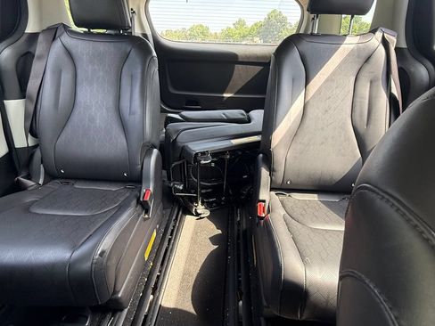 Used 2023 Kia Carnival LX FWD image 9